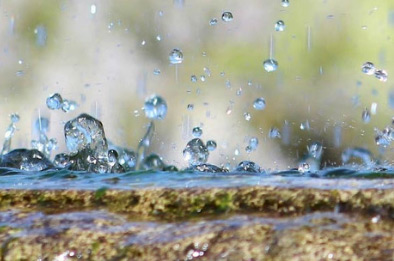 Agua que forma gotas al chocar en el suelo.