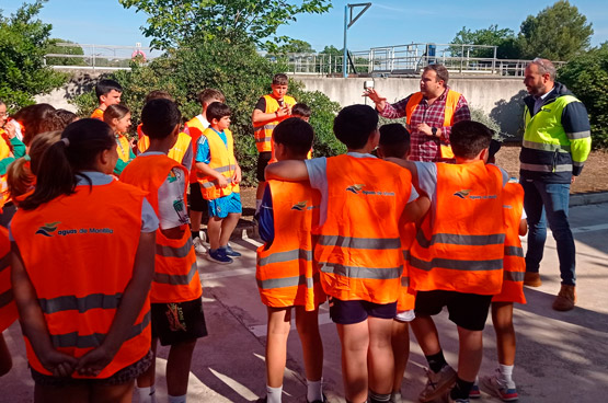 Los estudiantes durante la visita a la planta de Montilla.