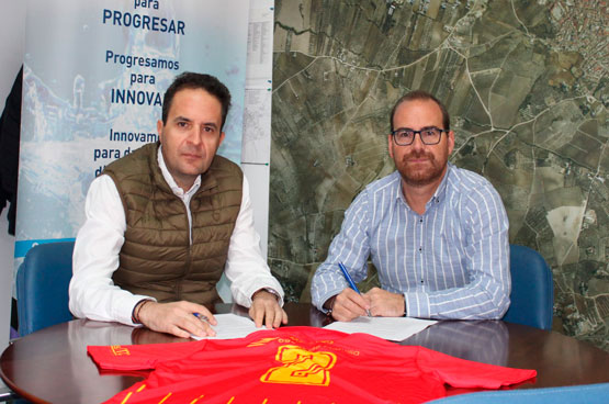 Momento tras la firma de uno de los convenios firmado para promoción del deporte base.