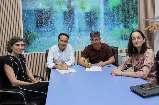 Representantes de Aguas de Montilla, de Hidralia y del Ayuntamiento firman el acuerdo.