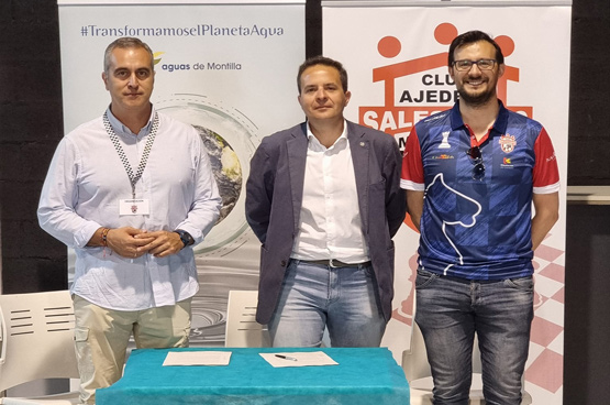Los responsables de Aguas de Montillas y del Club Salesianos tras la firma del acuerdo